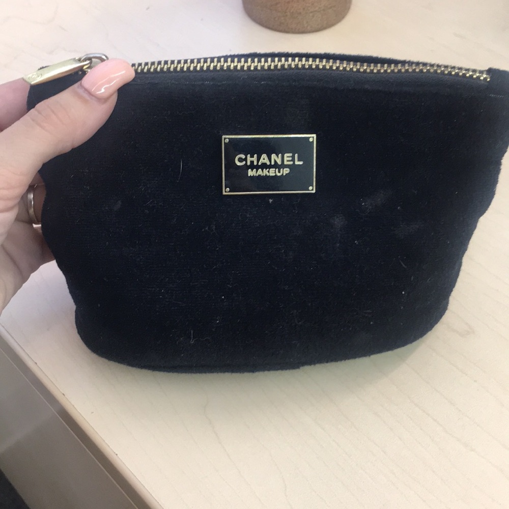 💯 authentic Chanel makeup bag !